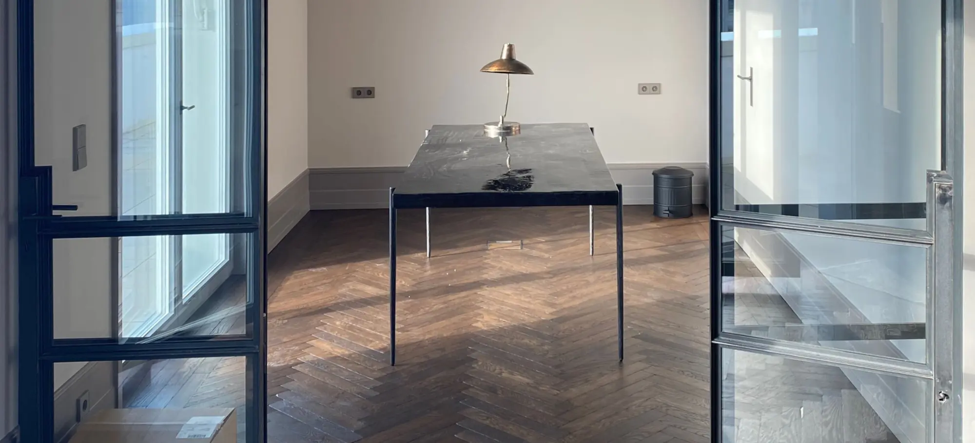 Altbauwohnung mit Stahl-Glas-Türen und Fischgrätparkett