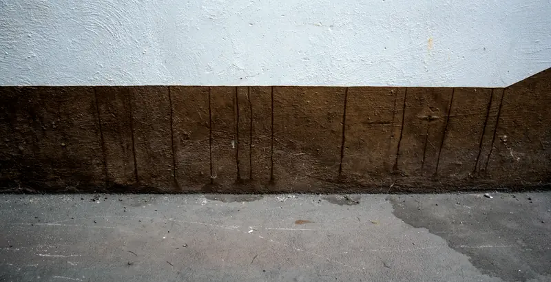 Durchnässter Boden und Wandsockel nach einem Wasserschaden