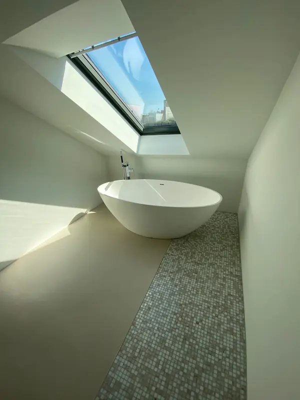 Dachgeschossbad mit Mosaikband im Boden