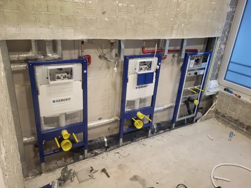 Vorwandelemente für WC und Waschtisch während der Installation