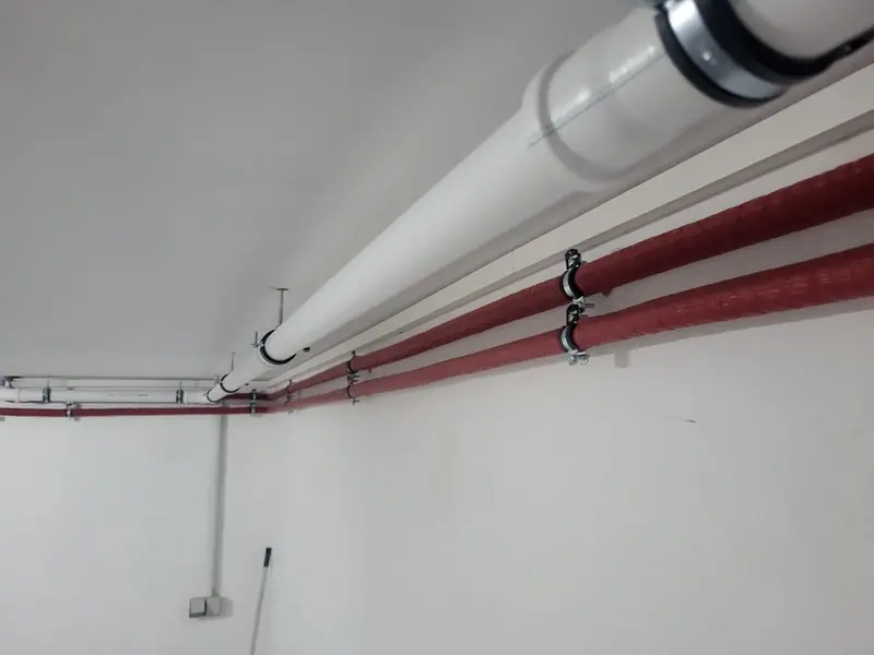 Neu verlegte, gedämmte Rohrleitungen unter der Decke