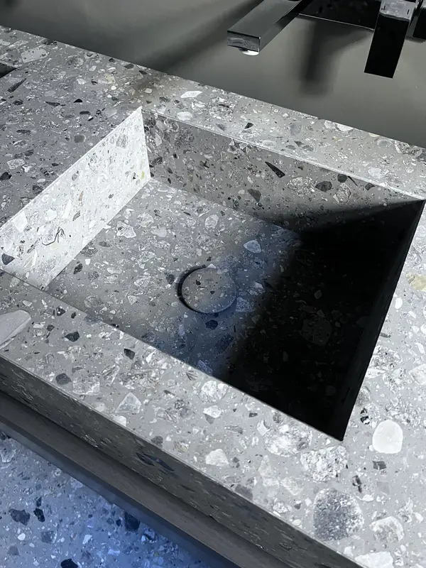 Waschbecken aus Terrazzo mit Wandarmatur