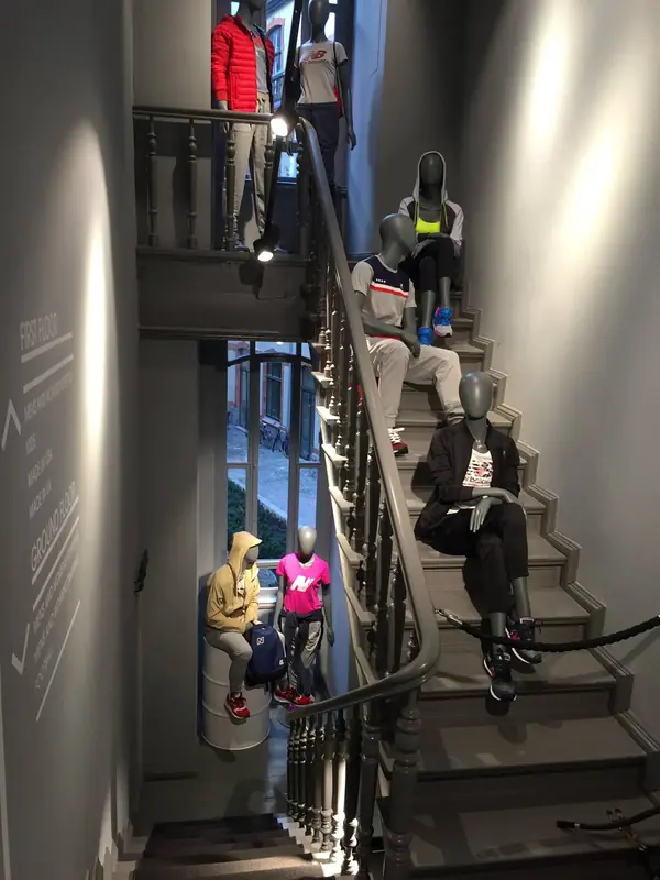 Treppenhaus eines Ladengeschäfts mit Schaufensterpuppen