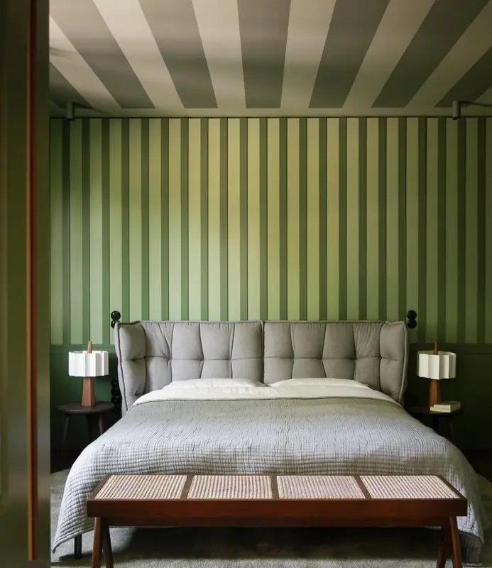 Schlafzimmer mit grün gestreiften Wänden und Decke