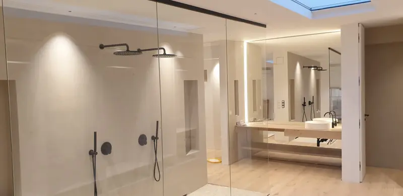 Bad mit bodengleicher Dusche, Doppelwaschtisch und indirekter Beleuchtung