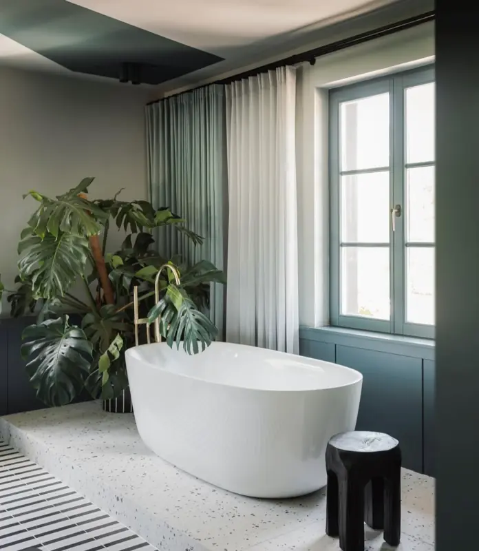 Bad mit freistehender Wanne auf Terrazzo-Podest