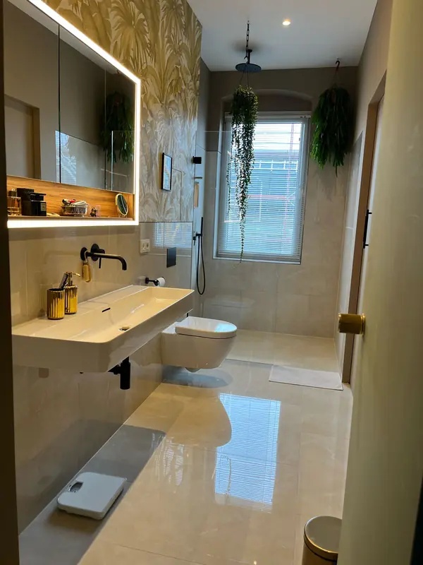 Bad mit beleuchtetem Spiegelschrank, Wandnische und Mustertapete