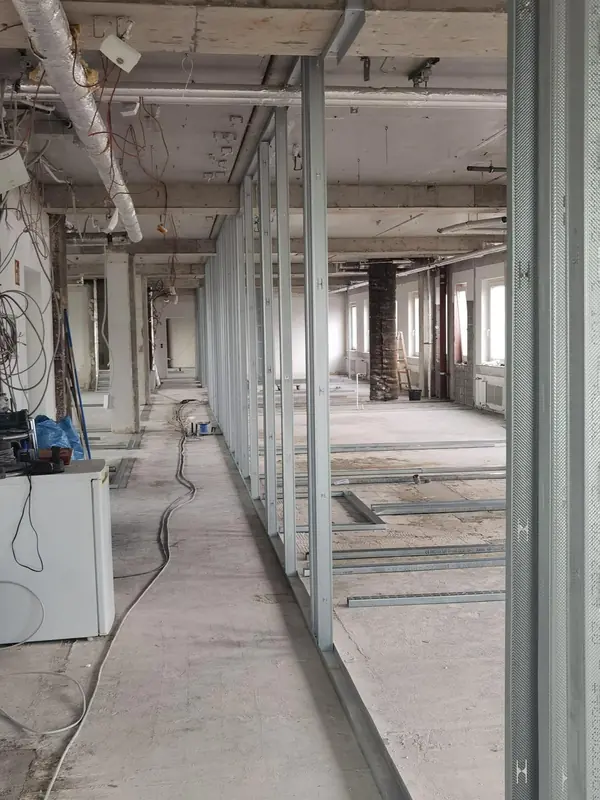 Metallständerwerk für neue Trennwände in einer entkernten Büroetage